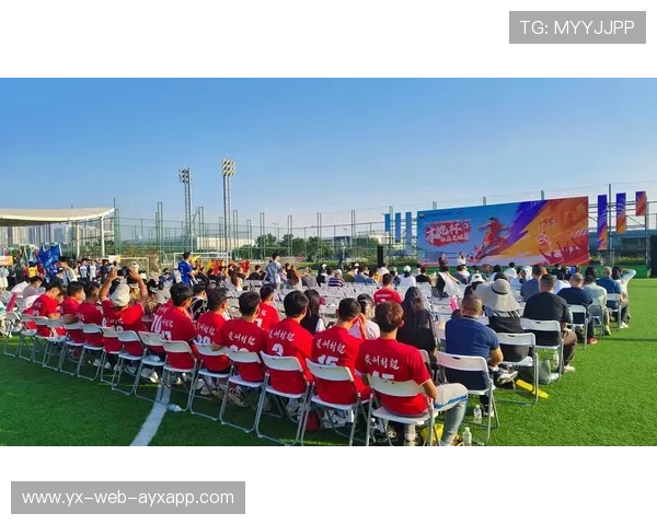 冠军球队球员参与社区文化活动促进城市体育文化建设，社区足球文化