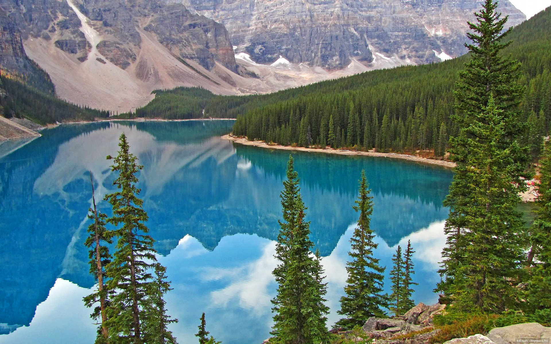 “东安湖体育公园：龙舟赛水上力量对决，速战速决”