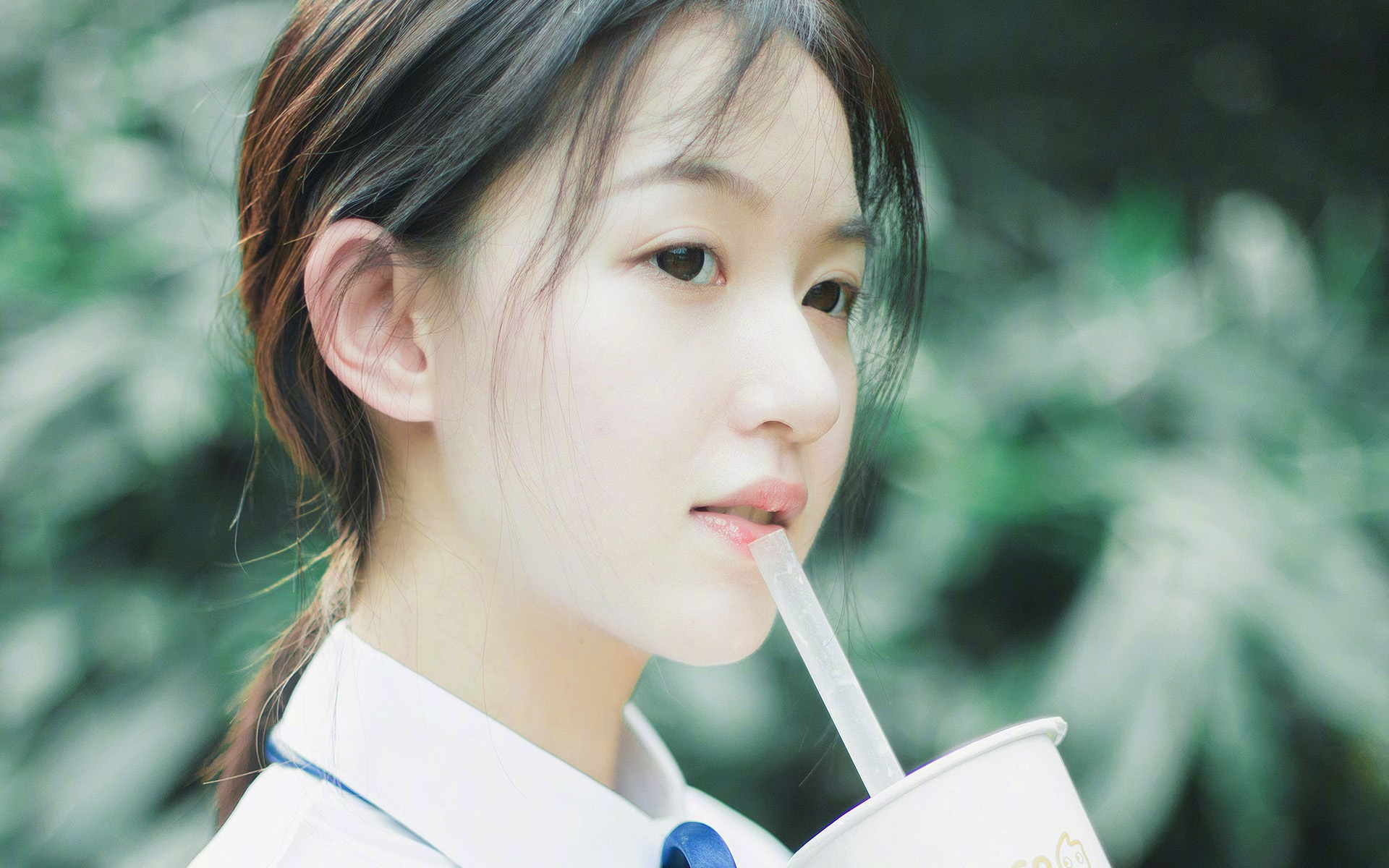 “快艇冲浪：东三叉湖赛场迎来极限水上运动的热潮”