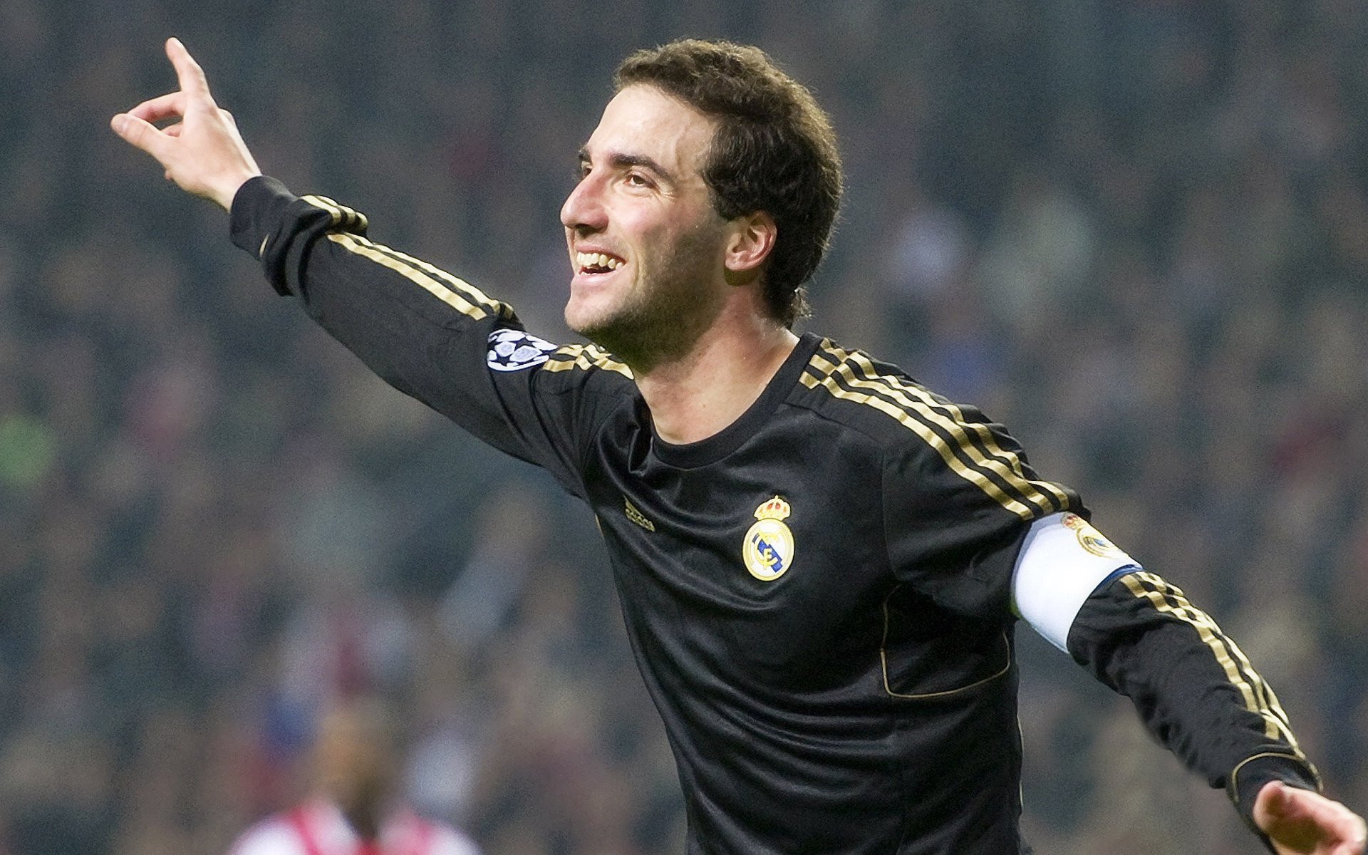 大学生足球赛激烈开打，校园掀起运动热潮，大学生足球联赛视频